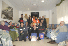 Los bomberos de Turre visitaron la residencia de mayores el día de Reyes